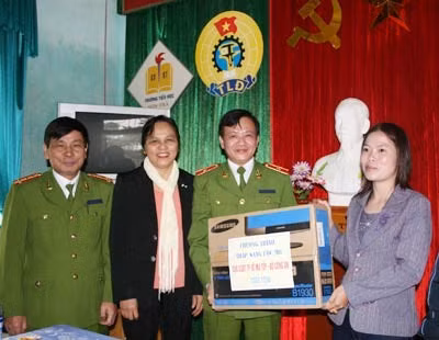 Cục trưởng CSĐT tội phạm về ma túy (Bộ Công an) Nguyễn Anh Tuấn trao quà cho Trường Tiểu học Sơn Trà (Hương Sơn)