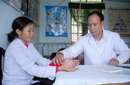 Bác sỹ Bệnh viên Đa khoa Hà Tĩnh khám bệnh cho nhân dân xã Bình Lộc (Lộc Hà)