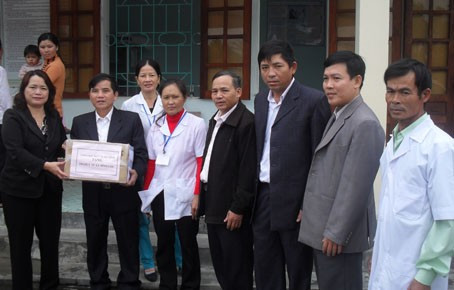 Lãnh đạo Sở Y tế Hà Tĩnh trao tặng bộ dụng cụ khám bệnh cho Trạm Y tế xã Bình Lộc (Lộc Hà)