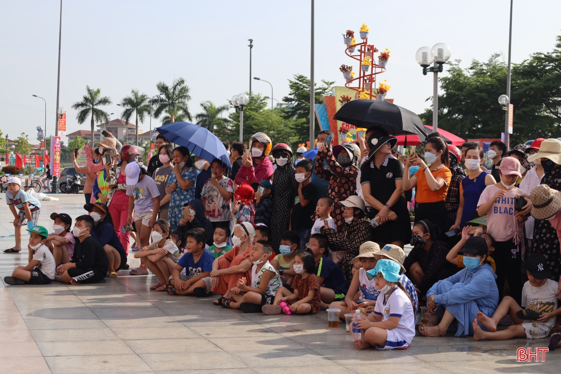 Trải nghiệm “bay lên” bằng khinh khí cầu, ngắm TP Hà Tĩnh từ trên cao