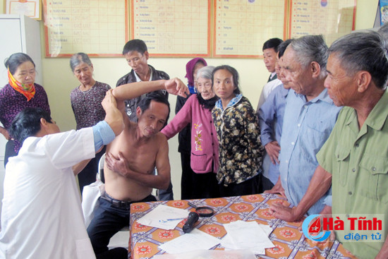 300 nguoi dan loc ha duoc kham cap thuoc tri benh ngoai da
