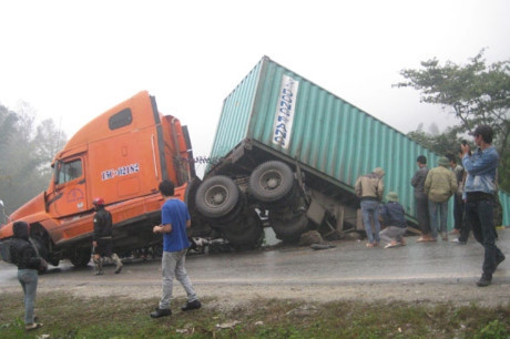 loi khuyen tu tai xe container de tranh hung than xa lo