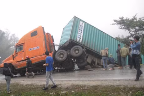loi khuyen tu tai xe container de tranh hung than xa lo