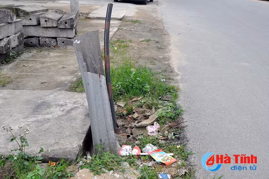 nguoi di bo khon kho voi bay tren via he