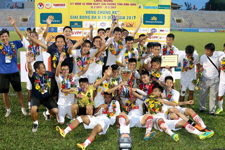 Với cách đào tạo bài bản và chuyên nghiệp cùng với nguồn nhân sự chất lượng và có tiềm năng, Hà Nội đang vươn lên trở thành "thế lực" thống trị ở các giải trẻ trong nước. Ảnh: K.H khong phai hagl ha noi moi la hinh mau ve dao tao tre