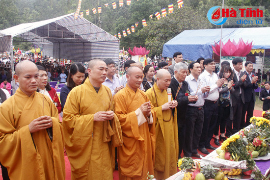 nao nuc le hoi chua chan tien