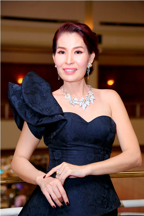 my nhan viet dep tinh te voi trang suc ngoc trai