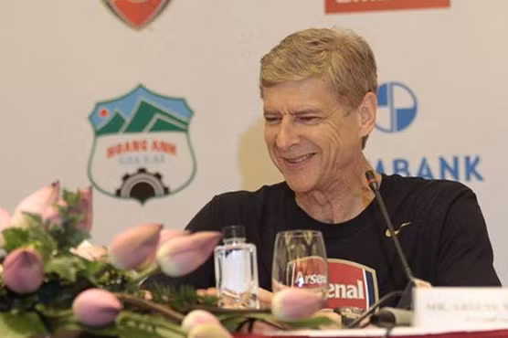 thuc hu vu bau duc dua hlv wenger ve dan dat doi tuyen viet nam