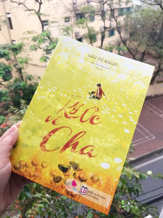 Tập tản văn Ký ức về cha của Lưu Tử Khiết. cam dong den buot long voi ky uc ve cha