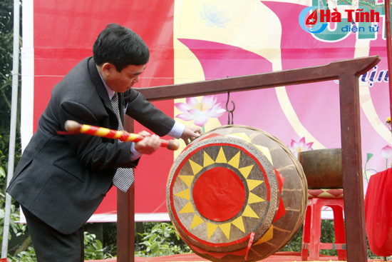 nao nuc le hoi chua chan tien