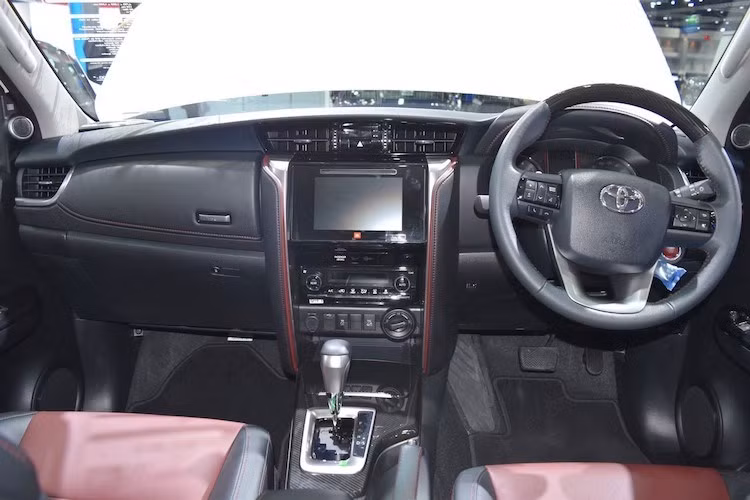 soi toyota fortuner ban the thao gia tu 1 08 ty dong