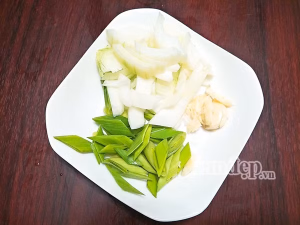 la mieng voi mon trung ngam nuoc tuong rat thom ngon