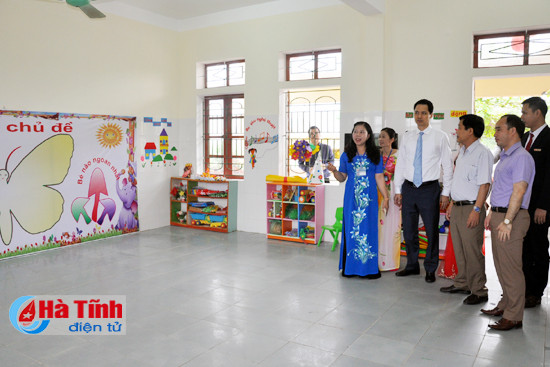 maritime bank cai tao truong hoc tang xe cuu thuong o huong khe