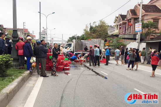 2 tan ca do tung toe giua duong sau tai nan tren quoc lo 1a