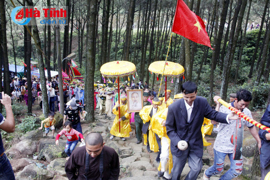 nao nuc le hoi chua chan tien