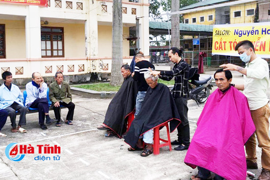 duc tho 30 benh nhan noi tru duoc cat toc mien phi