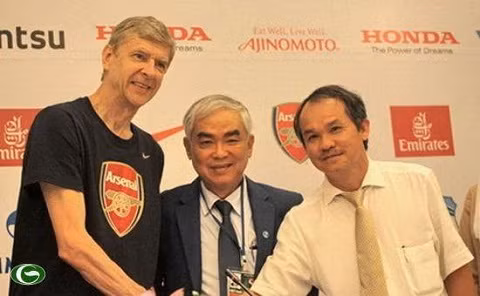 thuc hu vu bau duc dua hlv wenger ve dan dat doi tuyen viet nam
