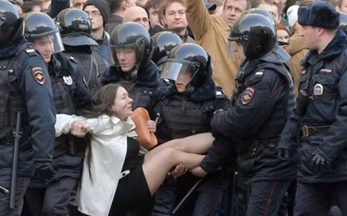 nga bat giu lanh dao phe doi lap navalny cung hang tram nguoi khac