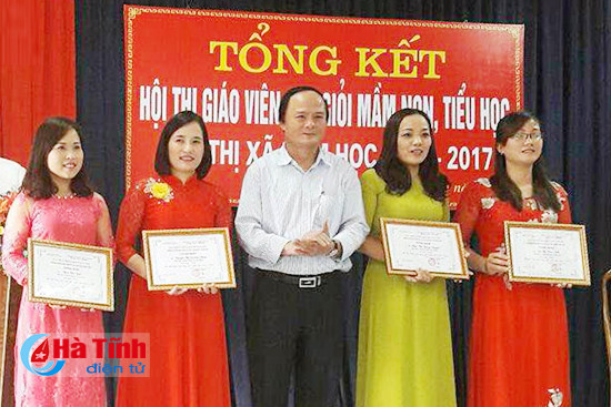 thi xa hong linh trao giay chung nhan cho 70 giao vien day gioi