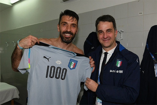 hoi cau thu cham moc 1 000 tran gom buffon va nhung ai