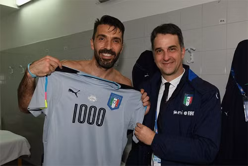 Buffon là thành viên mới nhất của CLB 1.000 trận. hoi cau thu cham moc 1 000 tran gom buffon va nhung ai