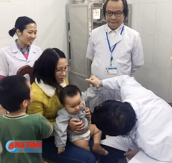 gs ts tran hau khang kham da lieu cho 100 nguoi dan ha tinh