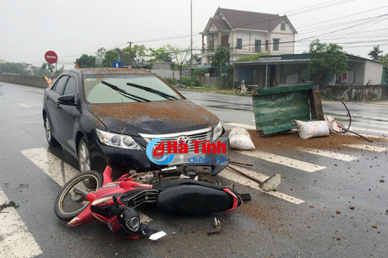 xe loi dam camry 1 nguoi bi thuong nang