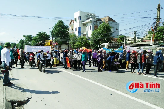 hang tram nguoi dan tu tap gay can tro giao thong tren ql 1a