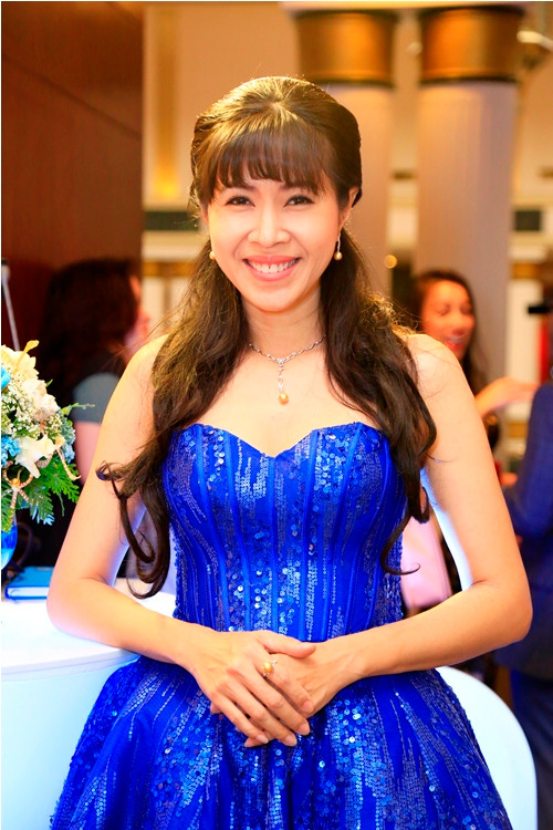 my nhan viet dep tinh te voi trang suc ngoc trai