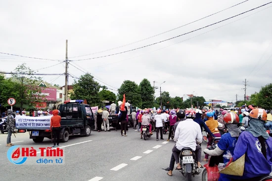 hang tram nguoi dan tu tap gay can tro giao thong tren ql 1a