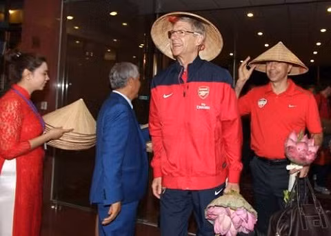 thuc hu vu bau duc dua hlv wenger ve dan dat doi tuyen viet nam