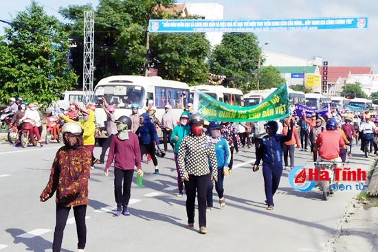 hang tram nguoi dan tu tap gay can tro giao thong tren ql 1a