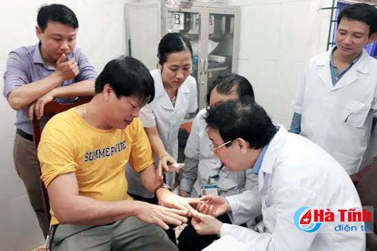 gs ts tran hau khang kham da lieu cho 100 nguoi dan ha tinh