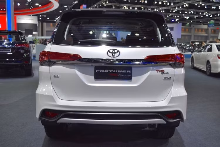 soi toyota fortuner ban the thao gia tu 1 08 ty dong