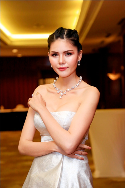 my nhan viet dep tinh te voi trang suc ngoc trai