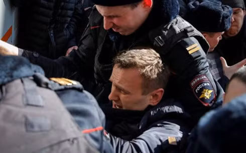 nga bat giu lanh dao phe doi lap navalny cung hang tram nguoi khac