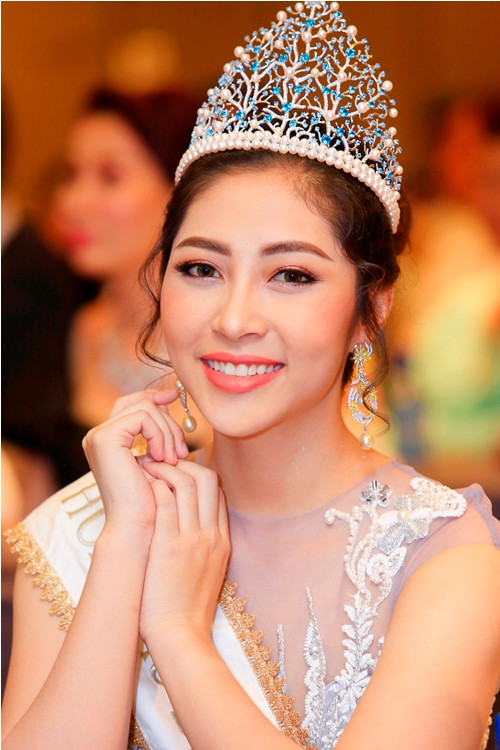 my nhan viet dep tinh te voi trang suc ngoc trai