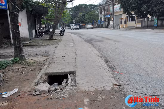 nguoi di bo khon kho voi bay tren via he