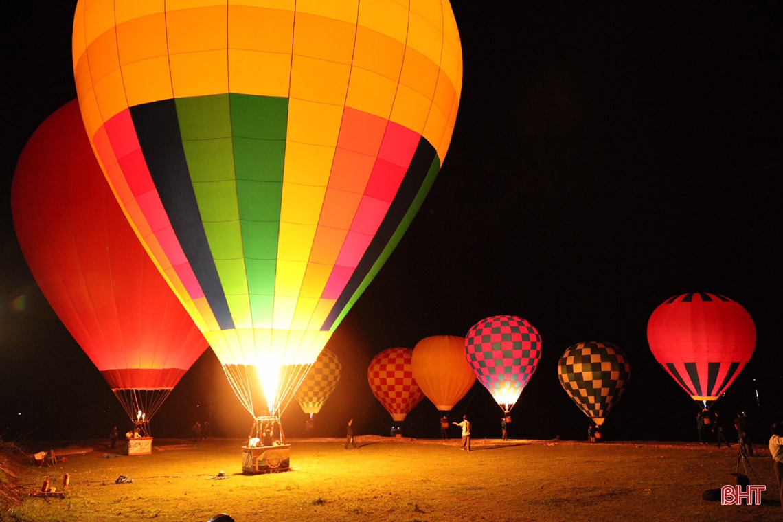 Rực rỡ đêm hoa đăng khinh khí cầu chào mừng SEA Games 31 ở Hà Tĩnh