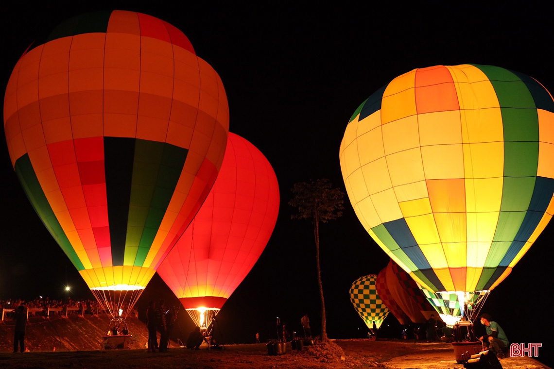 Rực rỡ đêm hoa đăng khinh khí cầu chào mừng SEA Games 31 ở Hà Tĩnh