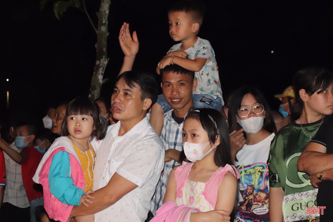 Rực rỡ đêm hoa đăng khinh khí cầu chào mừng SEA Games 31 ở Hà Tĩnh