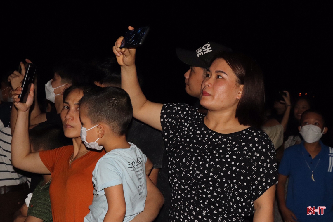 Rực rỡ đêm hoa đăng khinh khí cầu chào mừng SEA Games 31 ở Hà Tĩnh