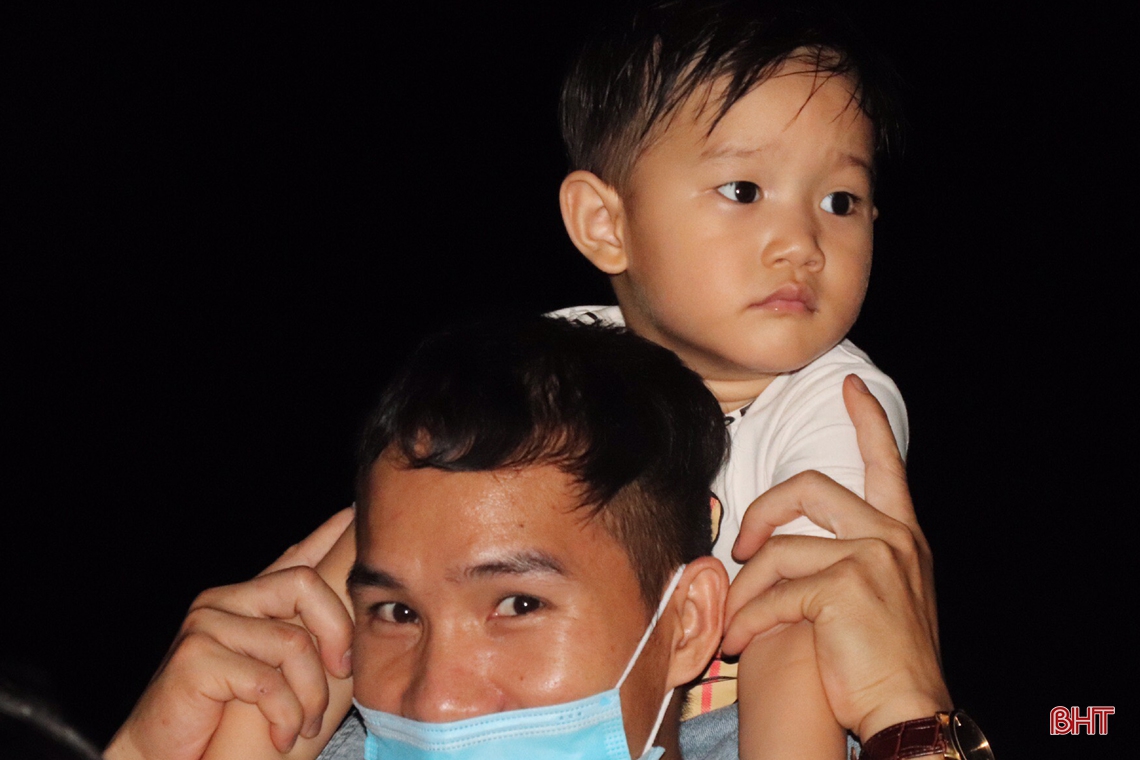 Rực rỡ đêm hoa đăng khinh khí cầu chào mừng SEA Games 31 ở Hà Tĩnh