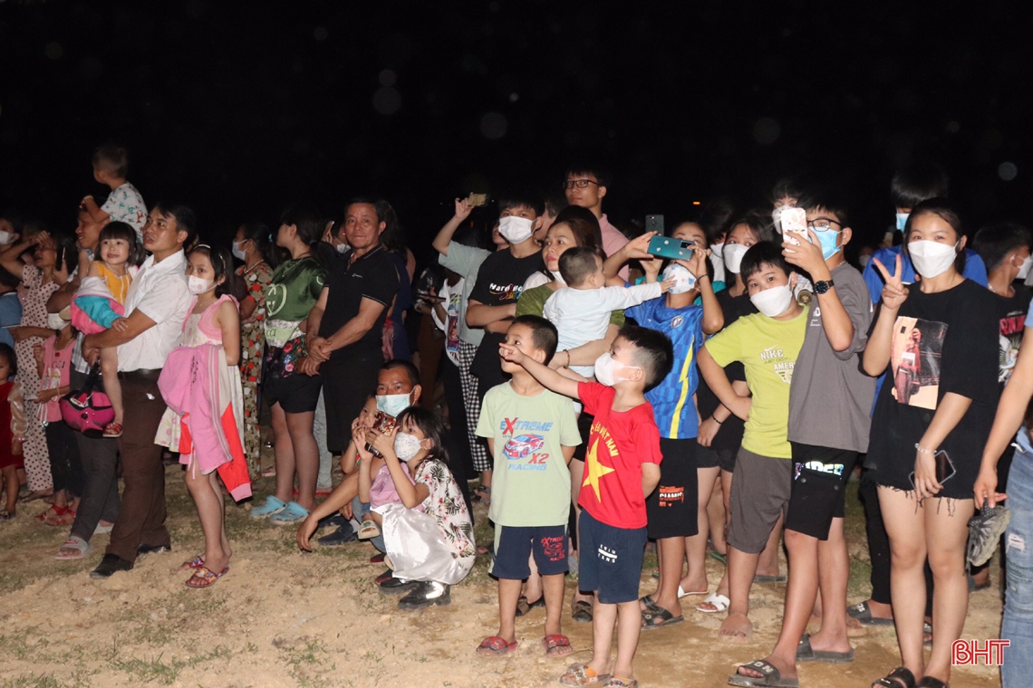 Rực rỡ đêm hoa đăng khinh khí cầu chào mừng SEA Games 31 ở Hà Tĩnh