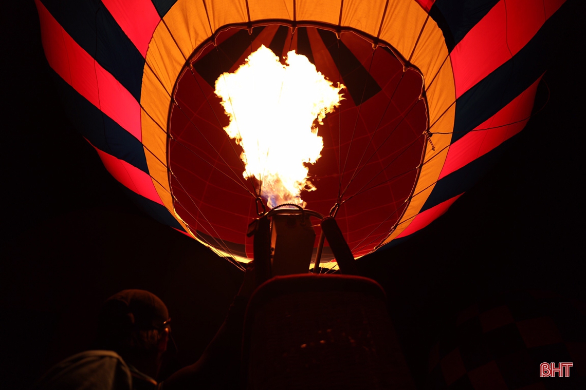 Rực rỡ đêm hoa đăng khinh khí cầu chào mừng SEA Games 31 ở Hà Tĩnh