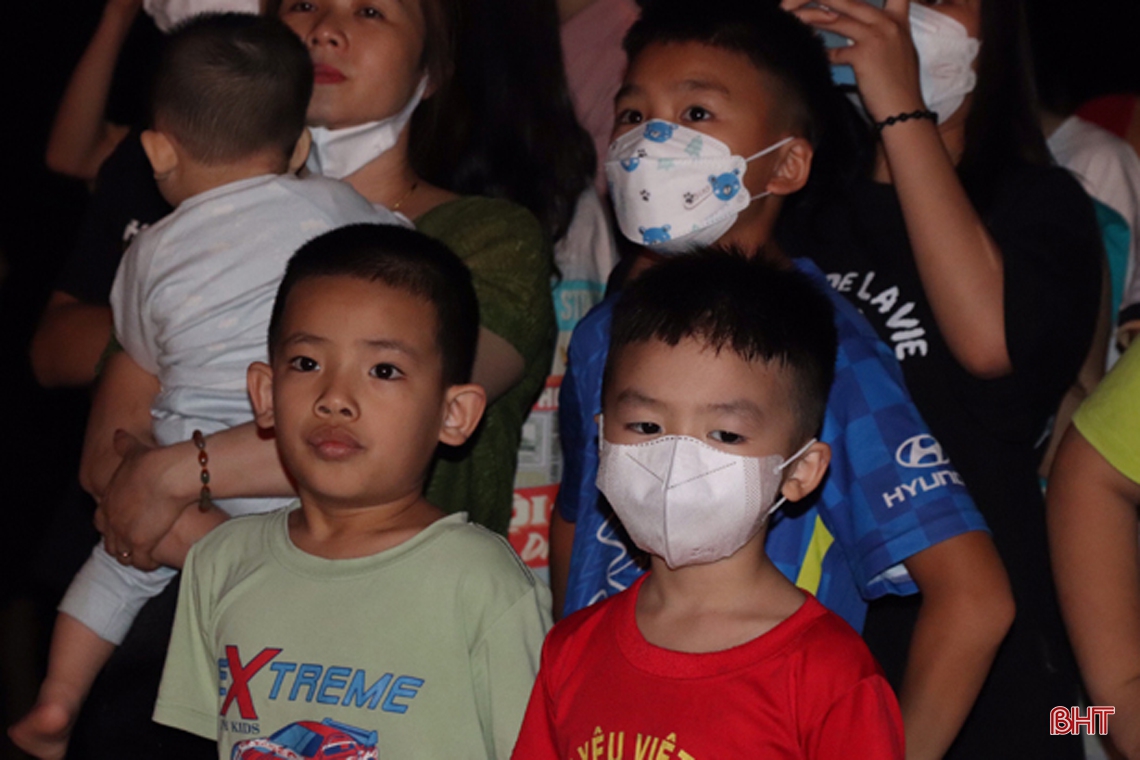 Rực rỡ đêm hoa đăng khinh khí cầu chào mừng SEA Games 31 ở Hà Tĩnh