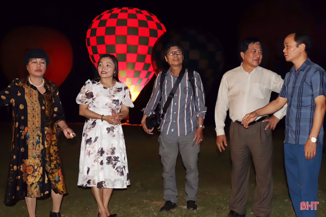 Rực rỡ đêm hoa đăng khinh khí cầu chào mừng SEA Games 31 ở Hà Tĩnh