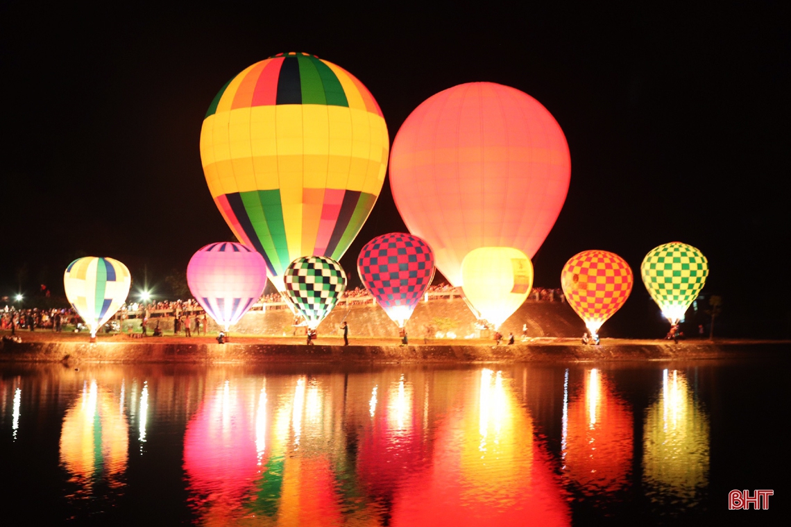 Rực rỡ đêm hoa đăng khinh khí cầu chào mừng SEA Games 31 ở Hà Tĩnh