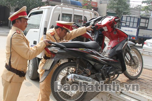 Lực lượng CSGT Công an huyện Nghi Xuân thu giữ phương tiện vi phạm. Ảnh: Hoài Nam Lực lượng CSGT Công an huyện Nghi Xuân thu giữ phương tiện vi phạm. Ảnh: Hoài Nam