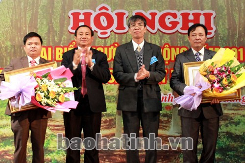 Lãnh đạo Tổng Công ty CSVN và Phó Chủ tịch UBND tỉnh Lê Đình Sơn trao bằng khen của Bộ NN & PTNT cho tập thể Công ty TNHH MTV Cao su Hà Tĩnh